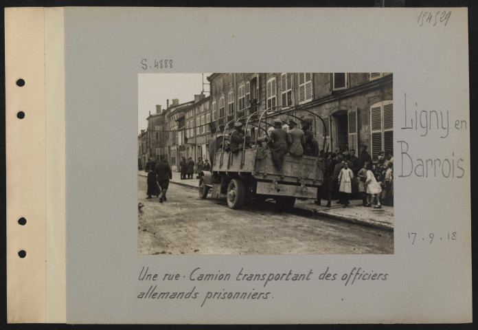 Ligny-en-Barrois. Une rue. Camion transportant des officiers allemands prisonniers