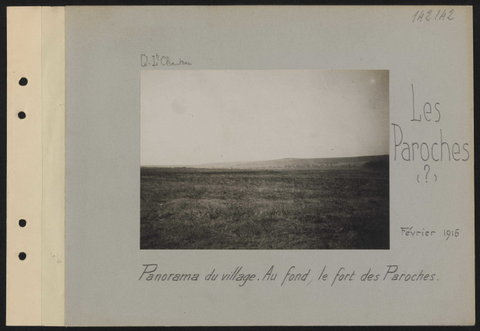 Les Paroches (?). Panorama du village. Au fond, le fort des Paroches