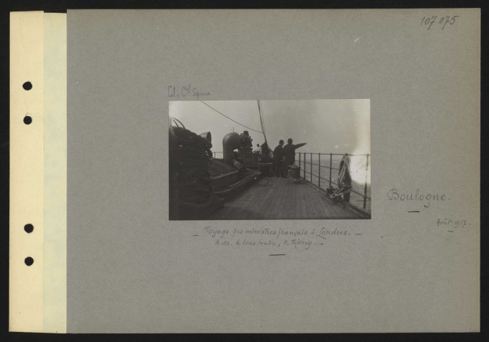 Boulogne. Voyage des ministres français à Londres. À droite, le bras tendu, M. Thierry