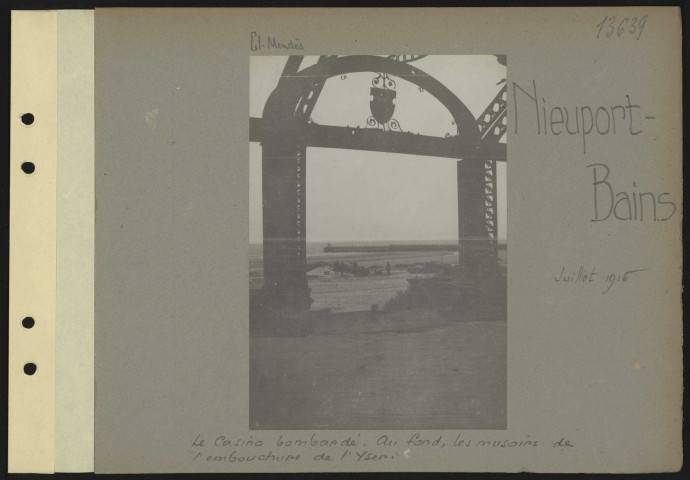 Nieuport-Bains. Le casino bombardé. Au fond, les musoirs de l'embouchure de l'Yser