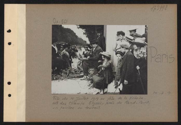 Paris. Fête du 14 juillet 1919 ou fête de la Victoire. Avenue des Champs-Élysées, près du rond-point, un peintre au travail