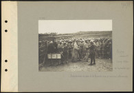 Auve (région d'), Camp Joffre. Distribution de pain et de biscuits aux prisonniers allemands