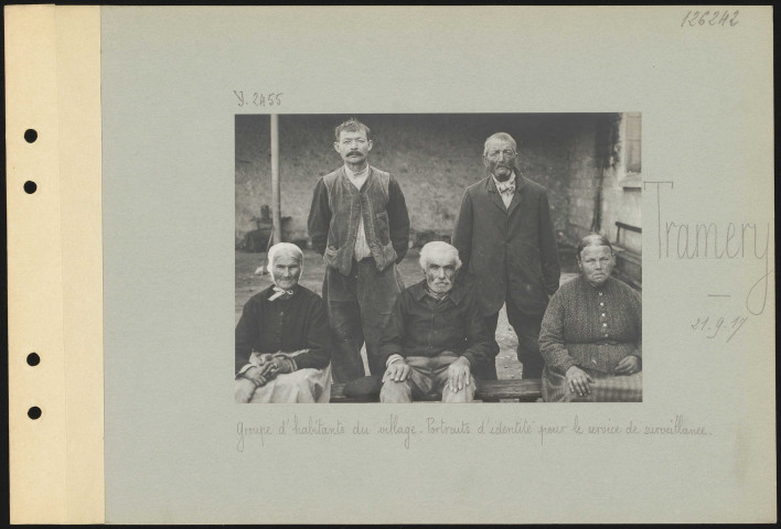 Tramery. Groupe d'habitants du village. Portraits d'identité pour le service de surveillance