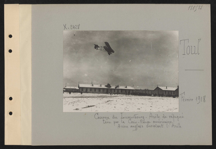 Toul. Caserne du Luxembourg. Asile de réfugiés tenu par la Croix-Rouge américaine. Avion anglais survolant l'asile
