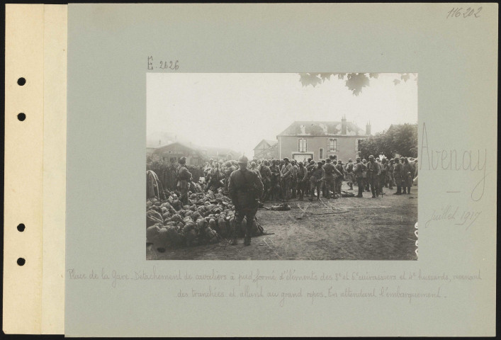 Avenay. Place de la gare. Détachement de cavaliers à pied, formé d'élements des 3e et 5e cuirassiers et 4e hussards, revenant des tranchées et allant au grand repos. En attendant l'embarquement