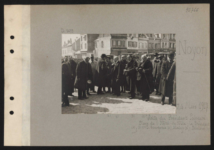 Noyon. Visite du président Poincaré : place de l'hôtel de ville ; le présent (1), MM. Bourgeois (2), Malvy (3), Painlevé (4)