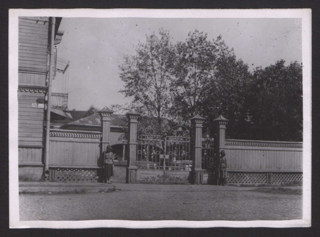 Arkhangelsk (Sibérie). Pskovsky prospect. Ecole de girls