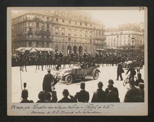 Réception des délégués italiens à l'Hôtel de ville (arrivée de messieurs Briand et Salandra)