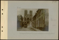 Reims. Rue Libergier bombardée ; dans la rue, camion évacuant des œuvres d'art de la cathédrale