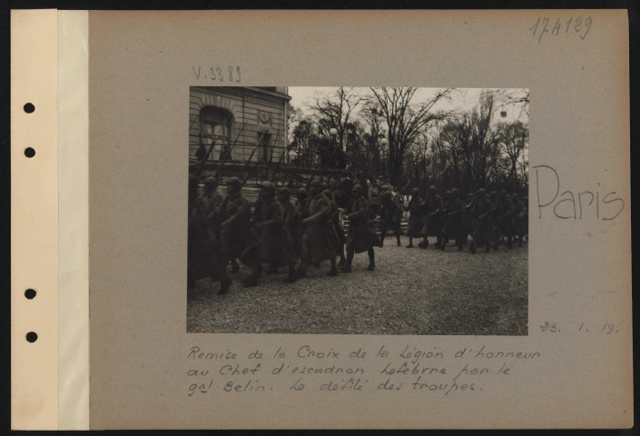 Paris. Remise de la croix de la Légion d'honneur au chef d'escadron Lefebvre par le général Belin. Le défilé des troupes