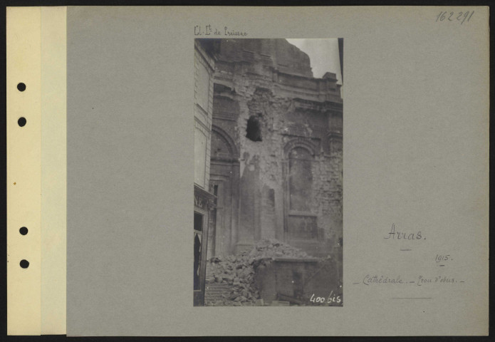Arras. Cathédrale. Trou d'obus