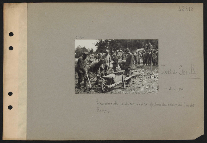 Forêt de Souilly. Prisonniers allemands occupés à la réfection des routes au lieu-dit Ravigny