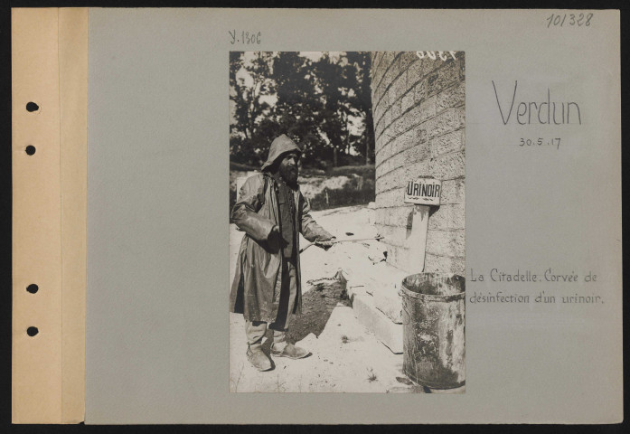 Verdun. Citadelle. Corvée de désinfection d'un urinoir