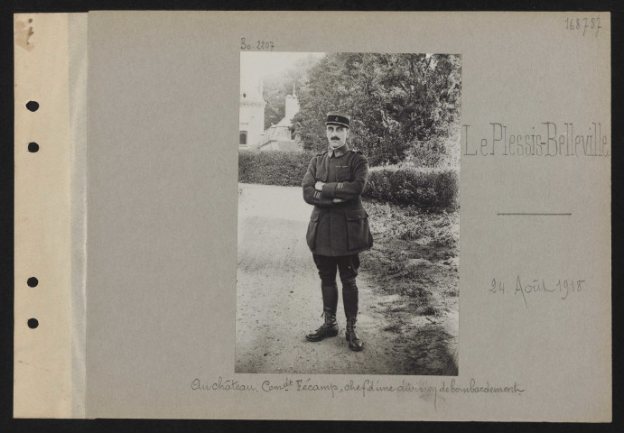 Le Plessis-Belleville. Au château. Commandant Fécamps, chef d'une division de bombardement