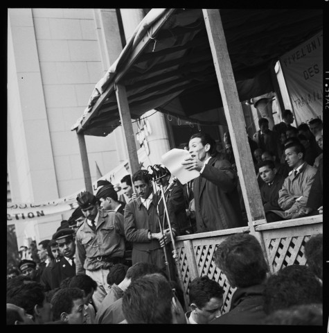Manifestation et meeting à Alger organisée par le FLN en présence de Bachir Boumaza (ministre du travail), Ben Bella et Boumedienne (suite): 3