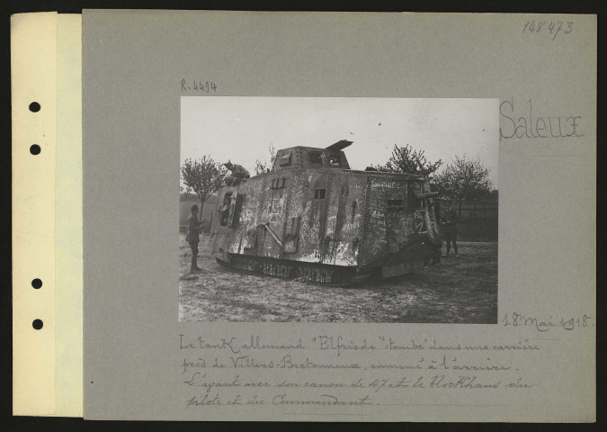 Saleux. Le tank allemand "Elfriede" tombé dans une carrière près de Villers-Bretonneux, ramené à l'arrière. L'avant avec son canon de 47 et le blockaus du pilote et du commandant