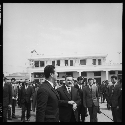 Ben Bella, sur le port d'Alger, attend l'arrivée de Nasser