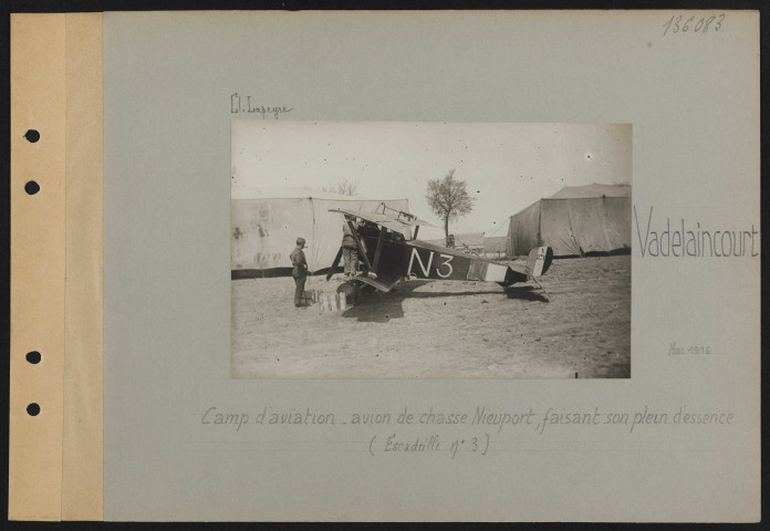 Vadelaincourt. Camp d'aviation. Avion de chasse Nieuport faisant son plein d'essence (Escadrille n° 3)