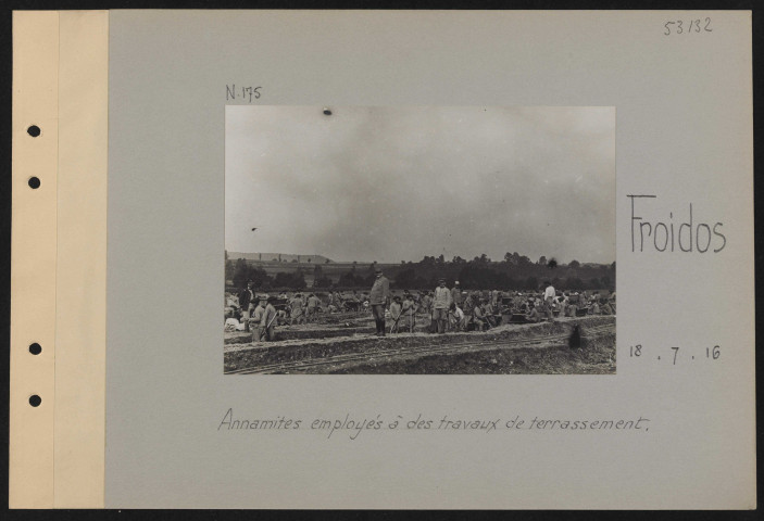 Froidos. Annamites employés à des travaux de terrassement