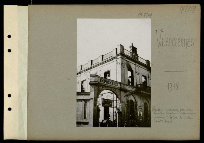 Valenciennes. Maison incendiée par une bombe d'avion britannique devant l'église Notre-Dame-du-Saint-Cordon