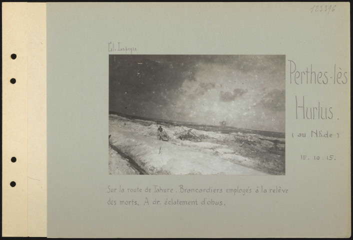 Perthes-lès-Hurlus (nord-est de). Sur la route de Tahure. Brancardiers employés à la relève des morts. À droite, éclatement d'obus