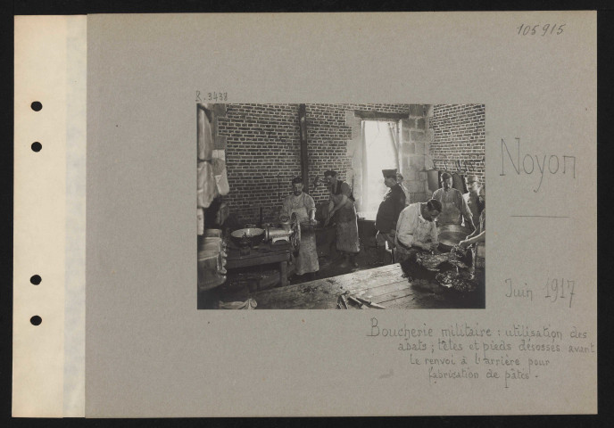 Noyon. Boucherie militaire : utilisation des abats ; têtes et pieds désossés avant le renvoi à l'arrière pour fabrication de pâtés