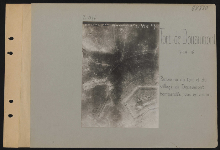 Fort de Douaumont. Panorama du fort et du village de Douaumont bombardés, vus en avion