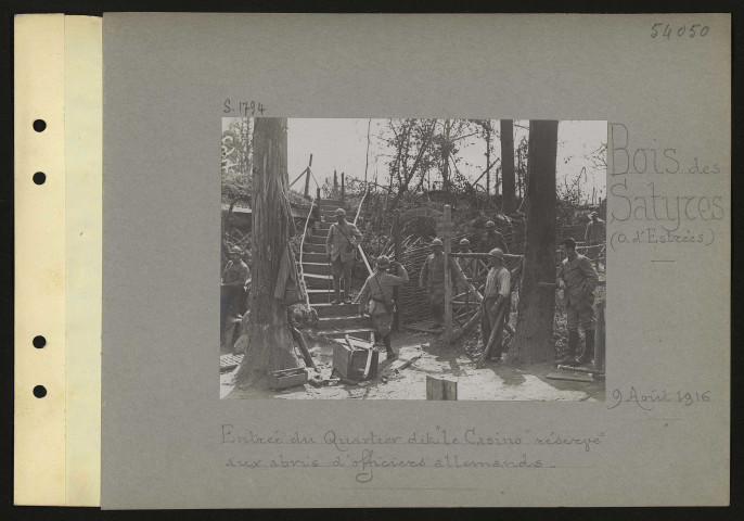 Bois des Satyres (ouest d'Estrées). Entrée du quartier dit "le Casino" réservé aux abris d'officiers allemands