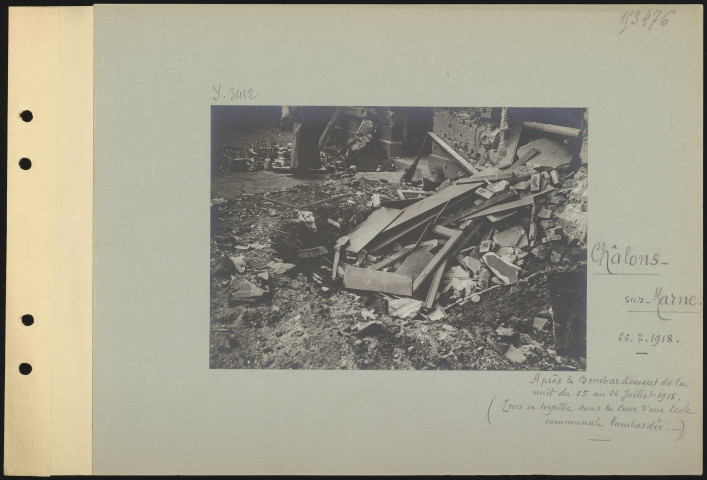 Châlons-sur-Marne. Après le bombardement de la nuit du 25 au 26 juillet 1918. Trou de torpille dans la cour d'une école communale bombardée