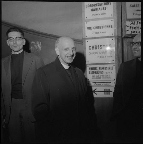 Le Père Pedro Arrupe accompagné d'autres Jésuites. Tombe de Petro Olivaint. Congrès de la FNSEA. François Bédarida