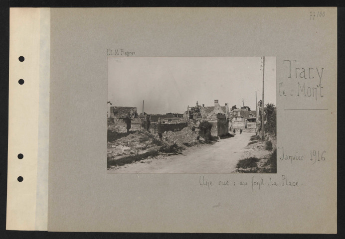 Tracy-le-Mont. Une rue : au fond, la place