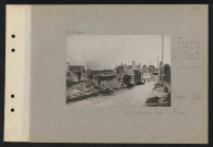 Tracy-le-Mont. Une rue : au fond, la place