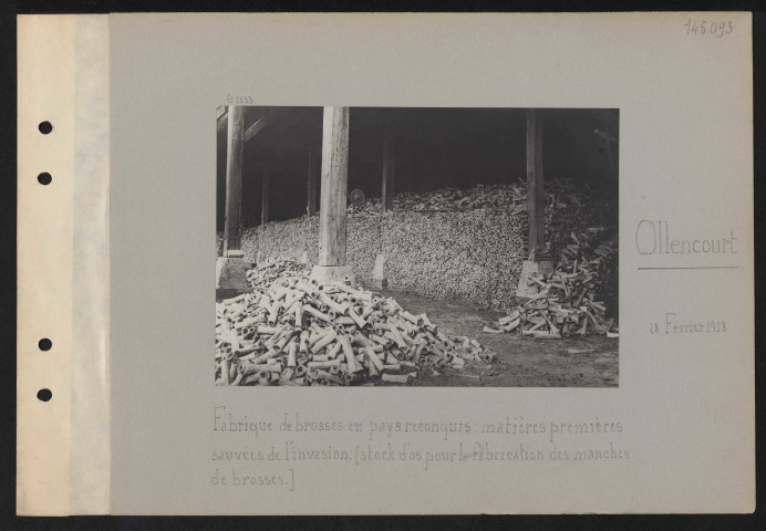 Ollencourt. Fabrication de brosses en pays reconquis : matières premières sauvées de l'invasion. [stock d'os pour la fabrication des manches de brosses.]