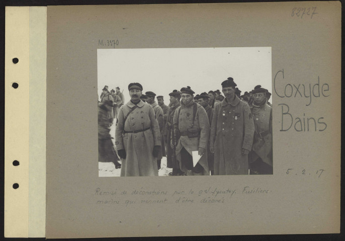 Coxyde-Bains. Remise de décorations par le général Lyautey. Fusiliers-marins qui viennent d'être décorés