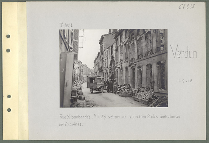 Verdun. Rue X bombardée. Au premier plan voiture de la section 2 des ambulances américaines