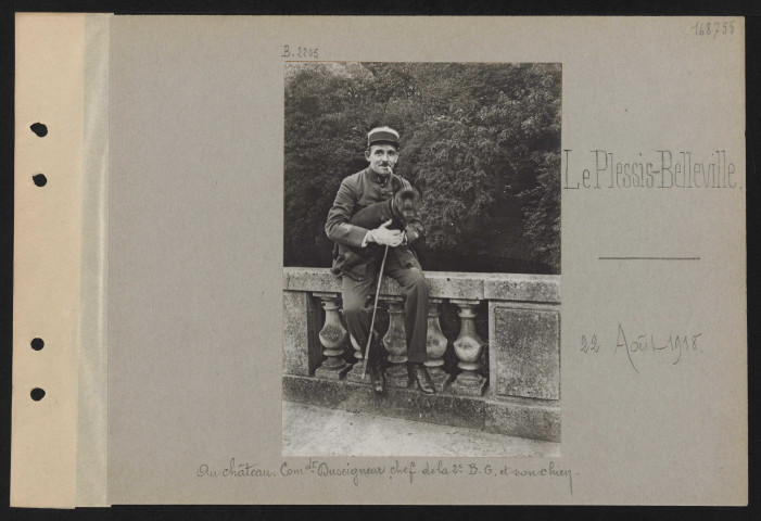 Le Plessis-Belleville. Au château. Commandant Duseigneur, chef de la deuxième BG et son chien