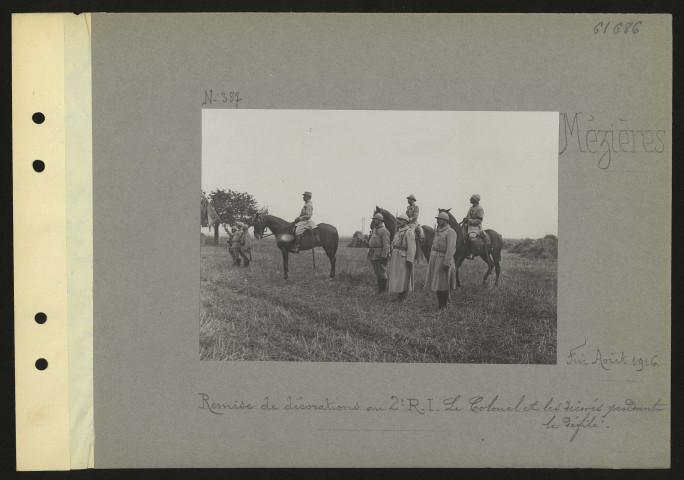 Mézières. Remise de décorations au 2e régiment d'infanterie. Le colonel et les décorés pendant le défilé