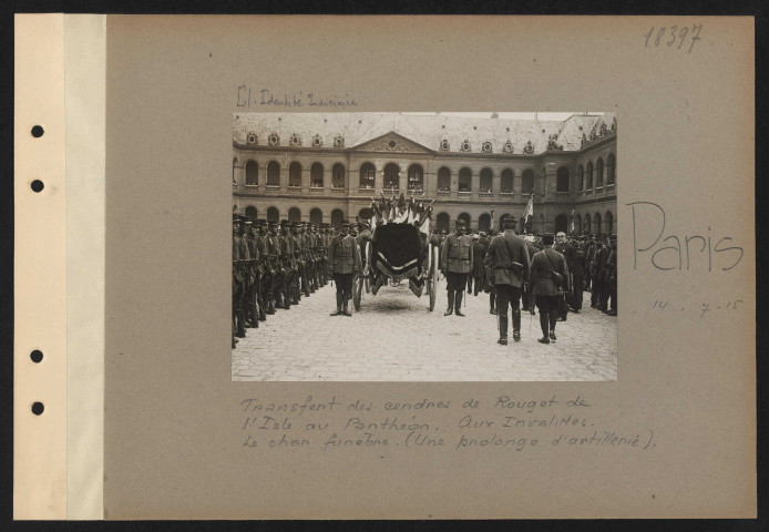 Paris. Transfert des cendres de Rouget de l'Isle au Panthéon. Aux Invalides. Le char funèbre (une prolonge d'artillerie)
