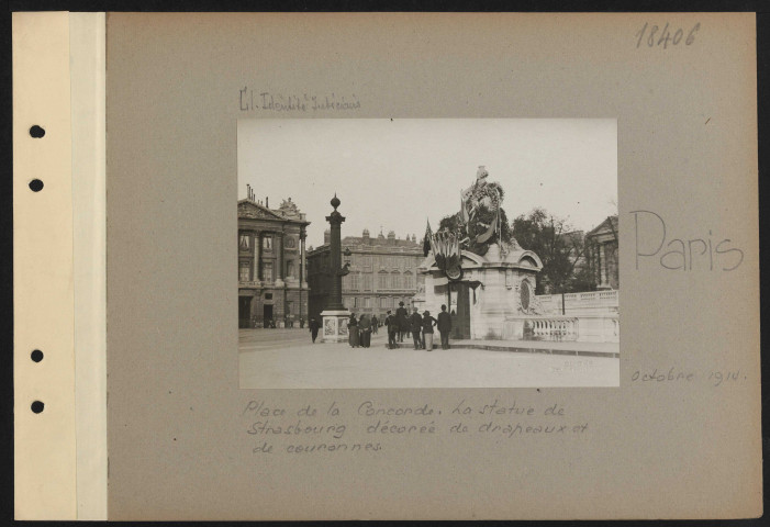 Paris. Place de la Concorde. La statue de Strasbourg décorée de drapeaux et de couronnes