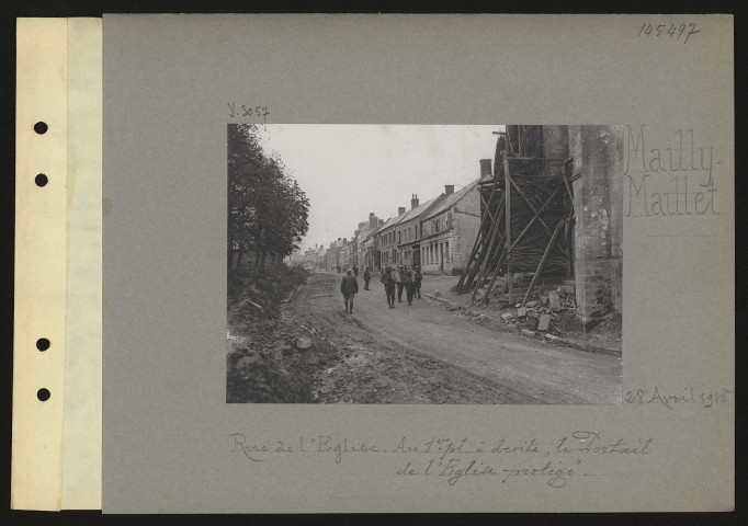 Mailly-Maillet. Rue de l'Eglise. Au premier plan à droite, le portail de l'église protégé