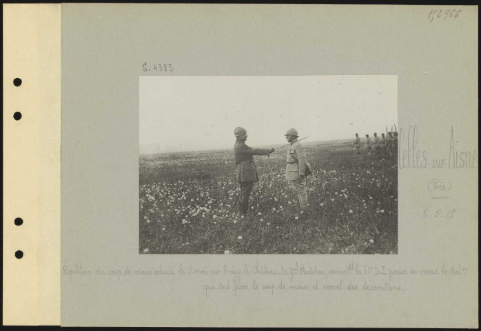 Celles-sur-Aisne (près). Répétition du coup de main exécuté le 11 mai sur Anizy-le-Château. Le général Modelon, commandant la 61e division d'infanterie passe en revue le bataillon qui doit faire le coup de main et remet des décorations