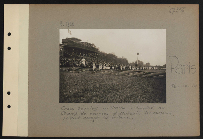 Paris. Cross-country militaire interallié au champ de courses d'Auteuil. Les coureurs passent devant les tribunes