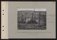 Lassigny. Entre les anciennes lignes françaises et allemandes, devant le village, tombes françaises (morts de 1914 et 1917)