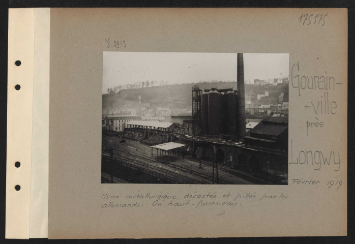 Gourainville, près Longwy. Usine métallurgique dévastée et pillée par les Allemands. Un haut-fourneau