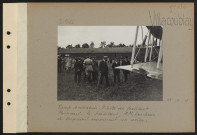 Villacoublay. Camp d'aviation. Visite du président Poincaré. Le président, M.M. Loucheur et Dumesnil examinant un avion