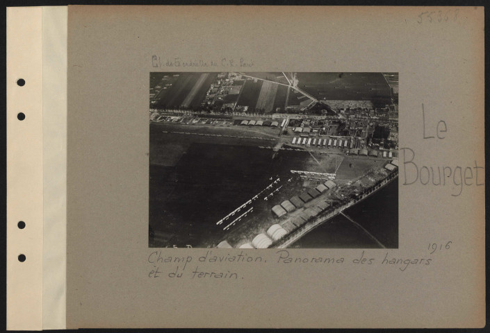 Le Bourget. Champ d'aviation. Panorama des hangars et du terrain