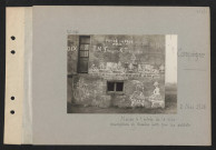Compiègne. Maison à l'entrée de la ville : inscriptions et dessins faits par les soldats