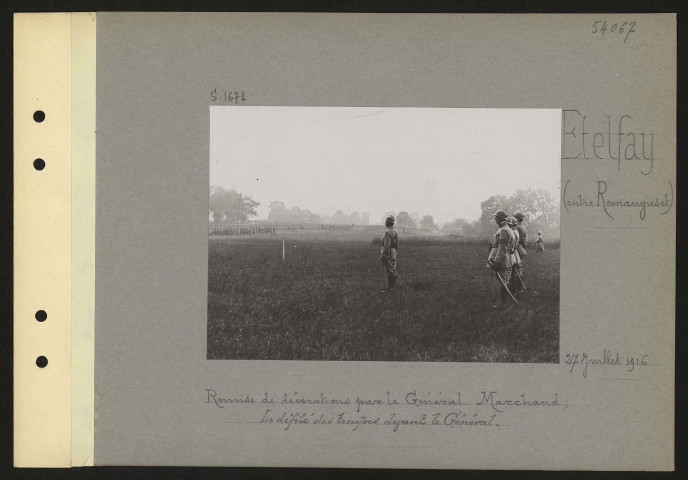 Etelfay (entre Remangies et). Remise de décorations par le général Marchand ; le défilé des troupes devant le général