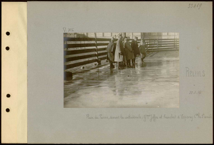 Reims. Place du Parvis, devant la cathédrale : généraux Joffre et Franchet d'Esperey commandant la 5e armée