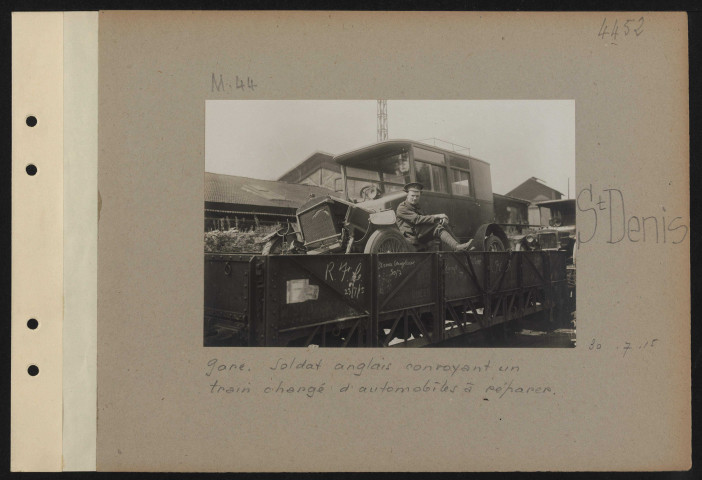 Saint-Denis. Gare. Soldat anglais convoyant un train chargé d'automobiles à réparer